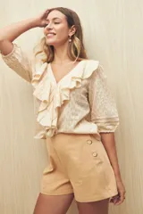 Short negro de tiro alto con detalle de botones laterales.