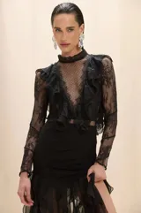 Body Patbo negro de manga larga, confeccionado en encaje y tul con diseño de lunares, cuello alto fruncido y detalles de volados frontales.