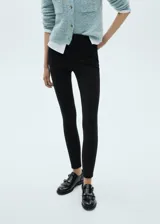 Calza de vestir negra, tiro medio y corte skinny.