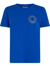 Remera azul de algodón con cuello redondo y logo de Tommy Hilfiger bordado en el pecho.