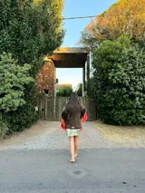 Sweater marrón de lana merino con cuello redondo y flecos XL de colores amarillo, naranja y borgoña.