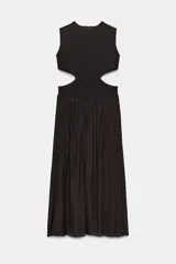 Vestido midi de color negro, sin mangas, con cuello redondo y aberturas laterales en la cintura (cut out). La parte superior es de punto liso y la falda presenta una textura plisada y ligera.