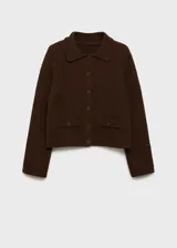 Chaqueta de punto de textura granulada en color marrón, con cuello polo, cierre frontal de botones y dos bolsillos delanteros con solapa.