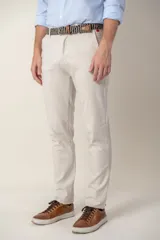 Pantalón de vestir color beige, corte slim fit, confeccionado en tencel.
