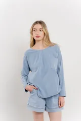 Remera manga larga color rosa con bolsillo en el pecho y corte irregular en el ruedo.