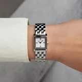 Reloj Michael Kors modelo Georgie, con caja cuadrada de acero plateado y esfera plateada con diseño geométrico. La pulsera es de acero plateado con eslabones rectangulares. Resistente al agua hasta 50 metros.