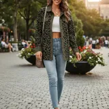 Sobre camisa de pana con estampado animal print, cuello camisero, mangas largas y cierre frontal con botones.