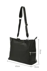 Cartera tipo shopper color negro, confeccionada en poliuretano, con bolsillos laterales con cierre y correa larga ajustable.