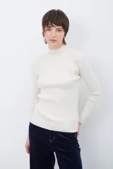 Polera de tejido morley al cuerpo, con cuello alto y mangas largas. Diseño básico y versátil de calce ajustado.