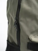 Mochila Forum Active con estampado tie-dye en blanco y negro, con un compartimento principal grande con cierre, un compartimento frontal pequeño con cierre y un bolsillo lateral abierto con elástico.