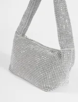 Cartera de mano tipo baguette, totalmente recubierta de cristales brillantes, con asa corta integrada y cierre superior.