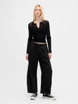 Jean de corte horseshoe con cintura elástica y cordón ajustable, de tiro medio y pierna ancha con costuras reforzadas en las rodillas.