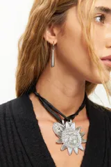 Aros colgantes de acero quirúrgico con diseño en forma de pesa cilíndrica alargada.