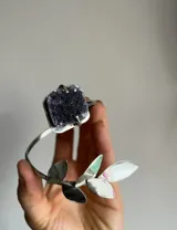 Brazalete rígido de alpaca color plateado, con diseño de hojas y amatista cuadrada.