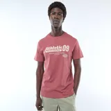 Remera roja de manga corta y cuello redondo, con estampa frontal inspirada en estilo deportivo universitario con la leyenda "Athletic 09".