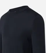 Suéter masculino de cuello redondo y manga larga, confeccionado en tejido de punto liso. Presenta un diseño básico y versátil, ideal para uso diario.