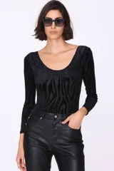 Body de tul con estampado animal print de cebra en tonos marrones y negros, con mangas largas y escote redondo.