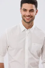 Camisa lisa de manga larga de algodón en color gris claro, de corte slim fit con cuello camisero y cierre frontal de botones.