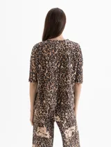 Remera de ribb con estampado animal print, escote en V y mangas cortas a la altura del codo.