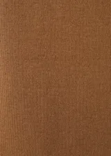 Top de punto fino color tostado, sin mangas, con cuello redondo y diseño recto que incluye una tira integrada para anudar en la cintura.