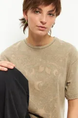 Remerón oversized color beige con estampa de fases lunares.