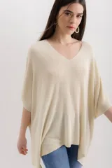 Sweater negro con lurex dorado, escote en V y corte holgado.