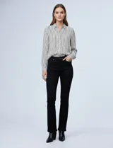Camisa de rayón con estampado geométrico en blanco y negro, cuello con solapa y cierre frontal oculto con botones.