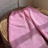 Pantalón de pijama largo rosado con rayas verticales blancas, cintura elástica y corte holgado.