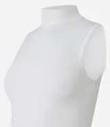 Blusa de punto acanalado color blanco, sin mangas y con cuello alto, de corte ajustado al cuerpo.