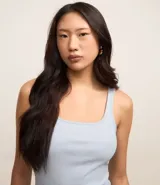 Vestido midi blanco acanalado, de algodón sostenible, con escote cuadrado y tirantes medios.