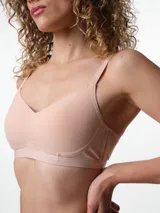 Soutien con copa preformada sin aro color beige, de diseño liviano y ajuste cómodo con breteles regulables.