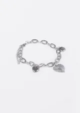 Pulsera plateada de acero quirúrgico con eslabones grandes y tres dijes de corazón.