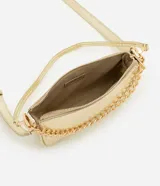 Cartera tipo shoulder baguette de tamaño pequeño, confeccionada en poliuretano con textura símil reptil. Presenta un diseño estructurado con cierre superior, correa larga ajustable y removible, y una cadena metálica decorativa en la parte frontal.