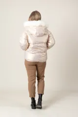 Campera puffer dorada con dos bolsillos delanteros y capucha con piel sintética desmontable.