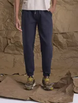 Pantalón tipo jogger color azul marino, con cintura elástica ajustable mediante cordón y puños elásticos en los tobillos.