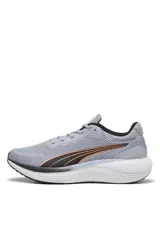Championes deportivos Puma Scend Pro de color blanco, con detalles en gris y verde lima en el talón, interior y logotipo lateral.