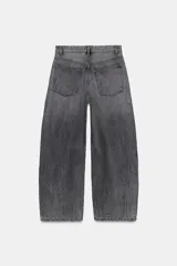 Jeans de mujer color beige claro, tiro medio, estilo balloon baggy con pierna ancha y largo completo. Presenta costuras visibles y un lavado que le da un aspecto desgastado.