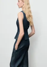 Pantalón de tiro alto con diseño wide leg, confeccionado en tejido de algodón y lyocell estilo denim. Presenta costuras verticales decorativas, bolsillos laterales y cierre oculto con botón, gancho y cremallera.