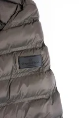 Campera puffer impermeable de color azul, con cierre frontal, cuello alto y bolsillos laterales y en el pecho con cierre. Presenta un diseño acolchado con costuras horizontales y logo engomado.