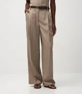 Pantalón de sastrería color beige con rayas verticales finas, de corte wide leg. Incluye un cinturón de cuero sintético marrón con hebilla metálica.