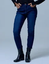 Jean skinny de denim azul oscuro, marca Royalty. Tiene pretina con pasadores, botón y cierre. Delantera y trasera con bolsillos.