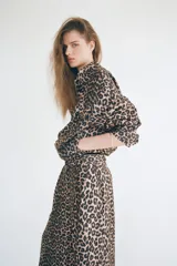 Pantalón palazzo de corte holgado con estampado de leopardo, piernas amplias, pinzas y bolsillos laterales.