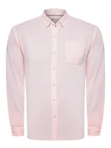 Camisa de manga larga RKF en color rosado, confeccionada en mezcla de algodón Supima y poliéster reciclado, con cuello camisero, cierre frontal de botones y un bolsillo aplicado en el pecho.
