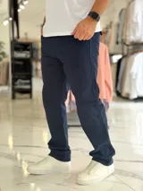 Pantalón de gabardina de corte chino en color azul marino, de diseño clásico y versátil.