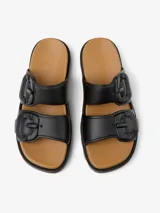 Sandalias negras con plataforma y dos tiras anchas con hebillas decorativas. Suela color caramelo y base negra con diseño antideslizante.