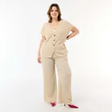 Pantalón ancho de tiro alto confeccionado en punto crepé color beige, con diseño de perneras holgadas y rectas.