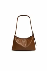 Cartera tipo shoulder bag de formato alargado confeccionada en PU color marrón, con diseño minimalista, correa larga para el hombro, cierre superior y pequeño aplique metálico dorado en el frente.
