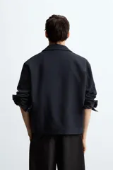 Sobrecamisa regular fit color gris oscuro, confeccionada en tejido con viscosa. Presenta cuello solapa, manga larga con puño abotonado, bolsillos de vivo en la cadera y cierre frontal con cremallera.