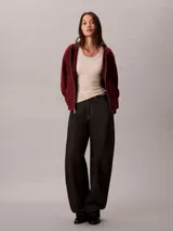Campera canguro Calvin Klein de felpa color bordó, con capucha ajustable por cordones, cierre frontal completo de cremallera, mangas largas y bolsillos laterales. Presenta el logo monograma de la marca bordado en el pecho.