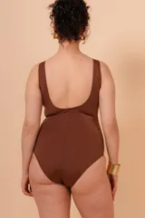 Malla entera color marrón con escote en V, aplique de cinturón con hebilla redonda y breteles anchos.